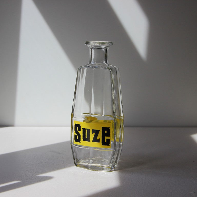 Vintage Suze Werbekaraffe aus Glas mit gelb-schwarzem Logo, Frankreich, 1950er bis 1960er Jahre.