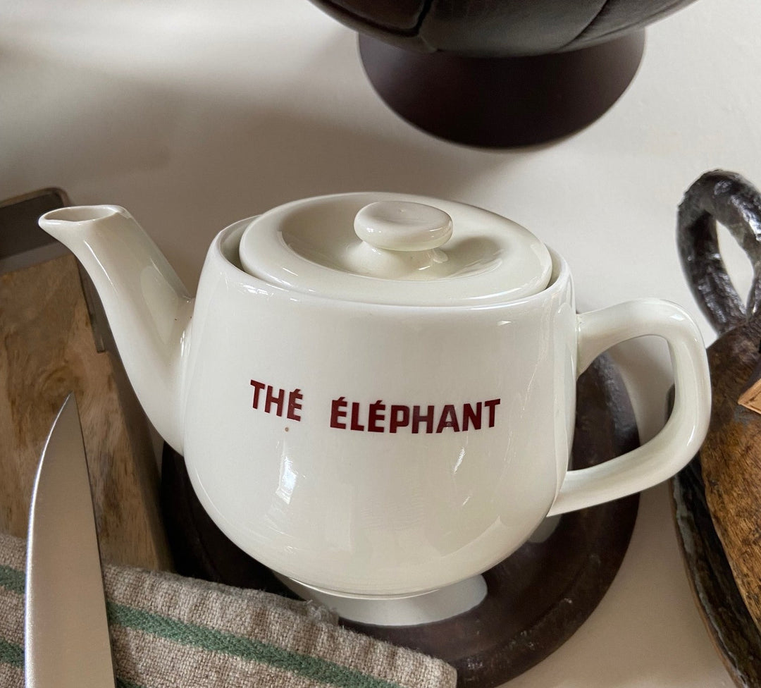 Vintage Thé Éléphant Teekanne aus weißem Porzellan mit Deckel und rotem Schriftzug, Frankreich, 1980er Jahre.