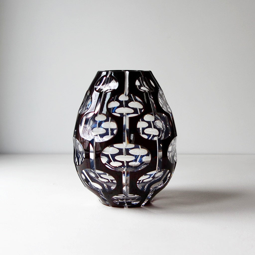 Vintage Überfangglas Vase mit geometrischem Schliff aus den 1960er bis 1970er Jahren