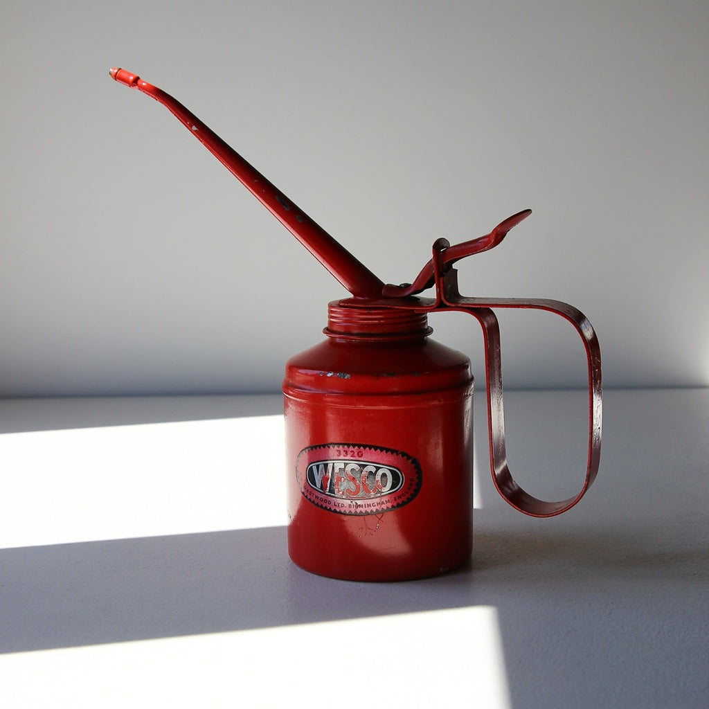 Vintage Wesco Ölkanne Modell 3320 aus England von 1964 mit roter Lackierung, langem Auslauf und Daumenhebel.