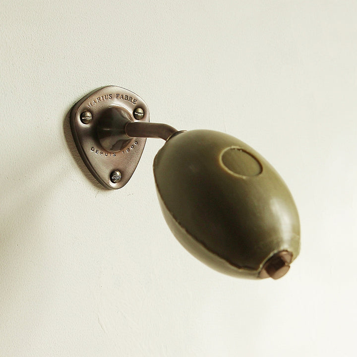 Wandmontierte Marseille Seife im Badezimmer