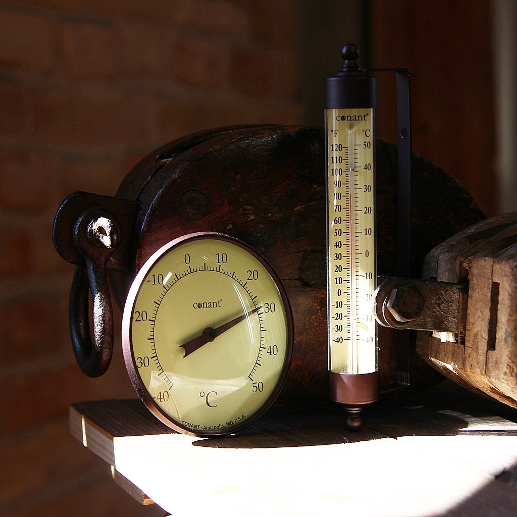 Rundes Wandthermometer Bronze Patina aus Metall an Holz montiert