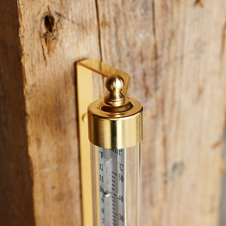 Detail des Wandthermometers aus Messing mit Aufhängung