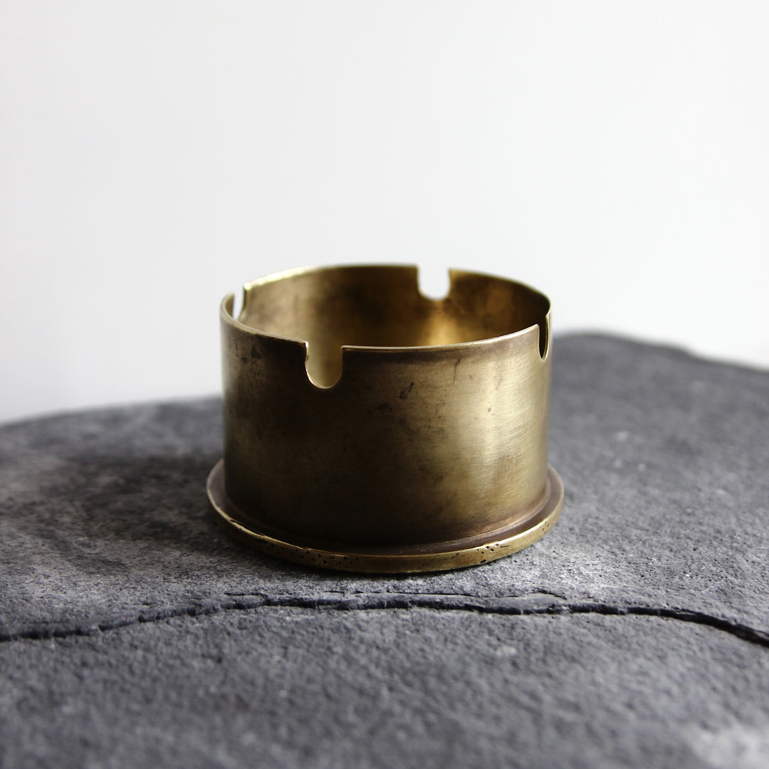 Schwerer Trench Art Aschenbecher aus Messing mit vier Zigarettenablagen, gefertigt aus einer amerikanischen 76-mm-Patronenhülse M26 von 1944.