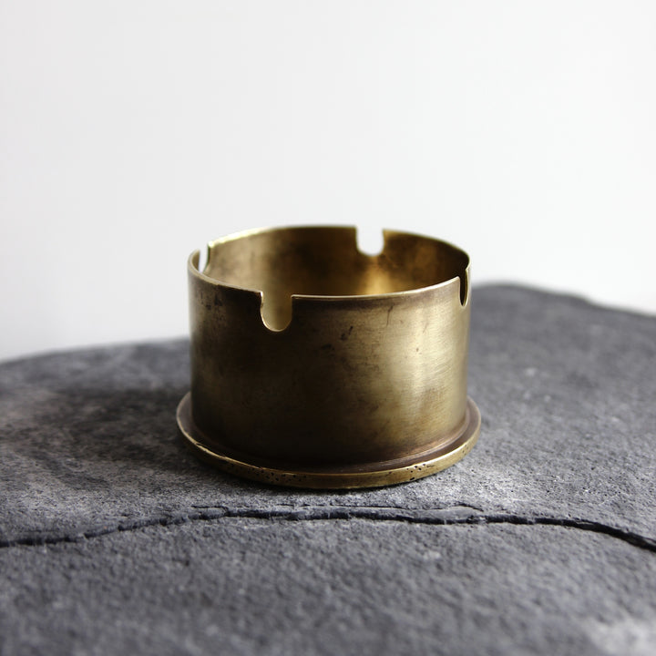 Schwerer Trench Art Aschenbecher aus Messing mit vier Zigarettenablagen, gefertigt aus einer amerikanischen 76-mm-Patronenhülse M26 von 1944.