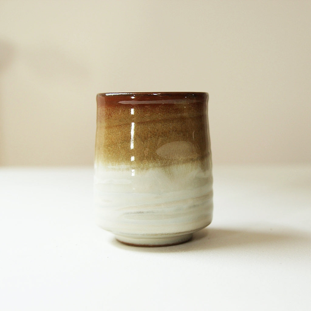 Handgefertigter japanischer Yunomi Becher aus Keramik