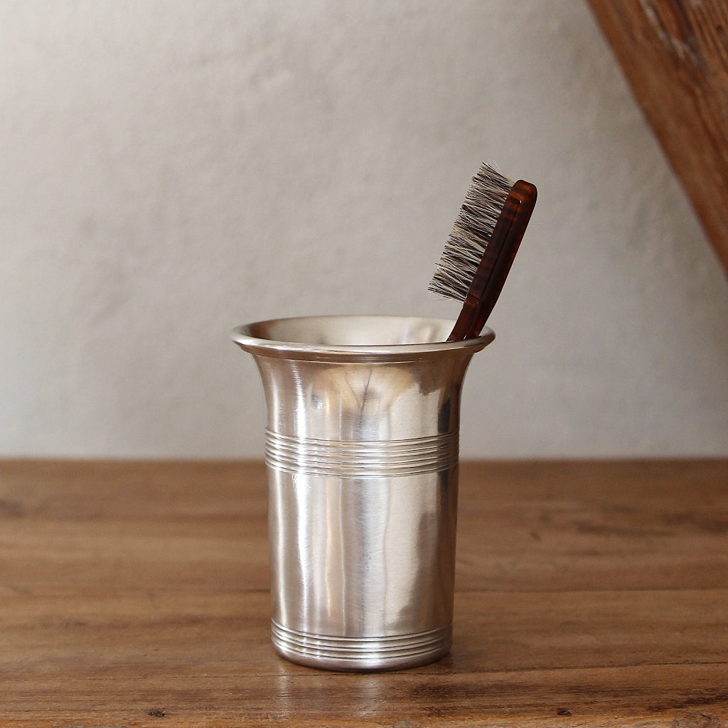 Zahnbürstenbecher aus Hartzinn im Badezimmer auf Waschtisch
