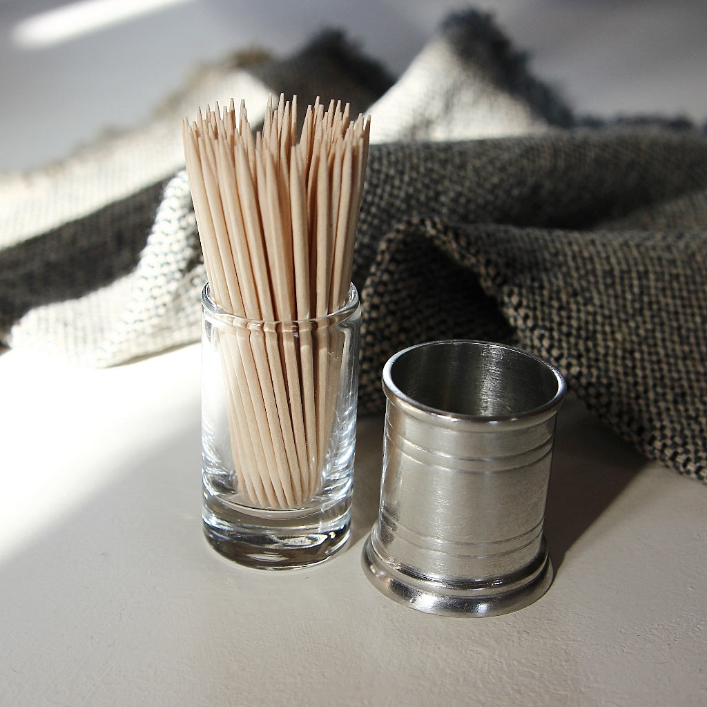 Zahnstocherbehälter aus Glas und Zinn als Tischaccessoire