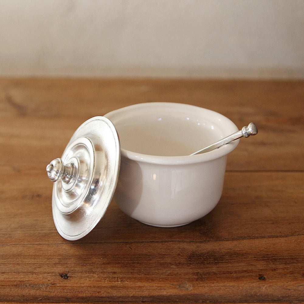 Geöffnete Zuckerdose aus Keramik mit Deckel aus Hartzinn