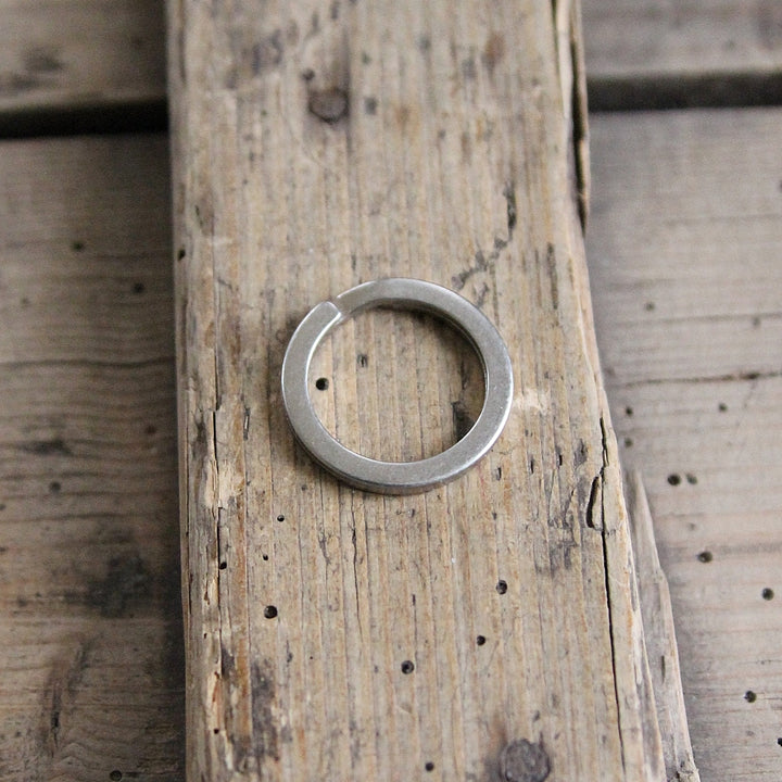 Bague fendue plate en argent mat