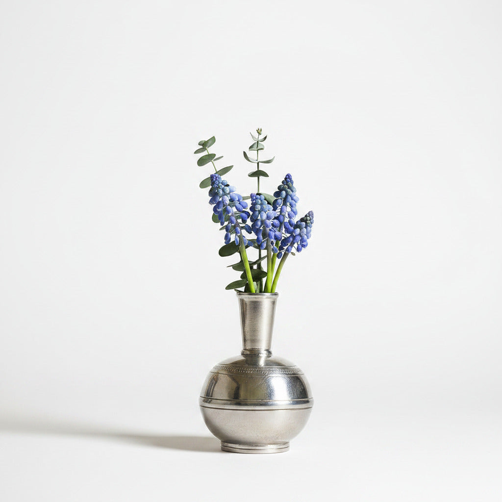 Blumenvase Germogli aus Hartzinn von Cosi Tabellini mit Blumen