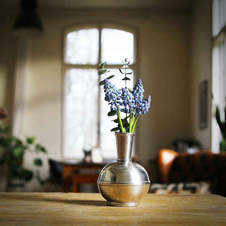 Blumenvase Germogli aus Hartzinn von Cosi Tabellini mit Blumen
