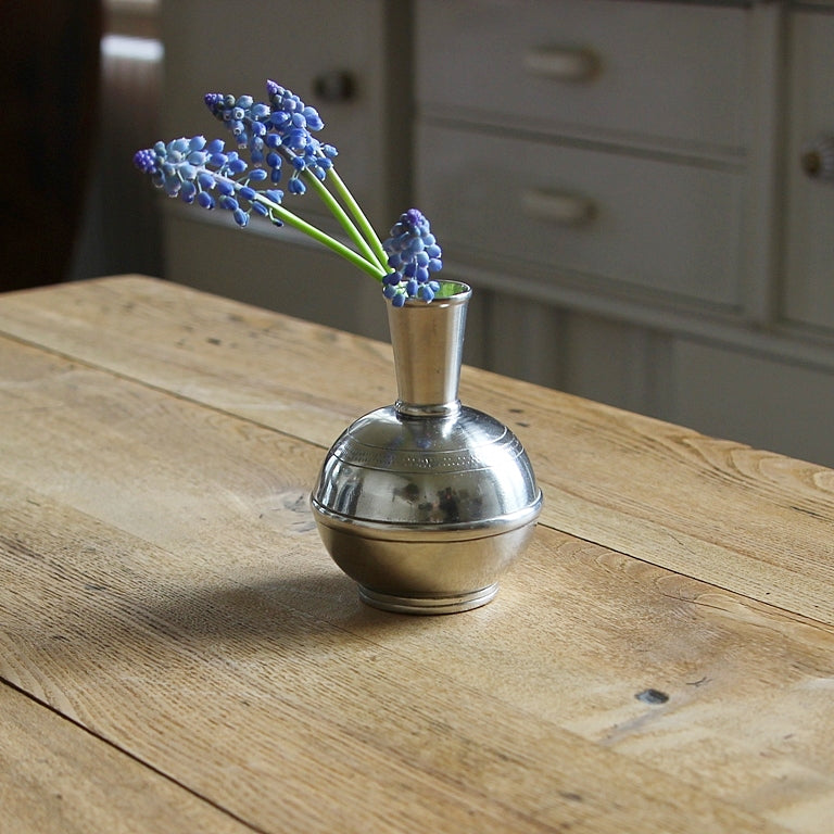 Blumenvase Germogli aus Zinn als dekoratives Wohnaccessoire