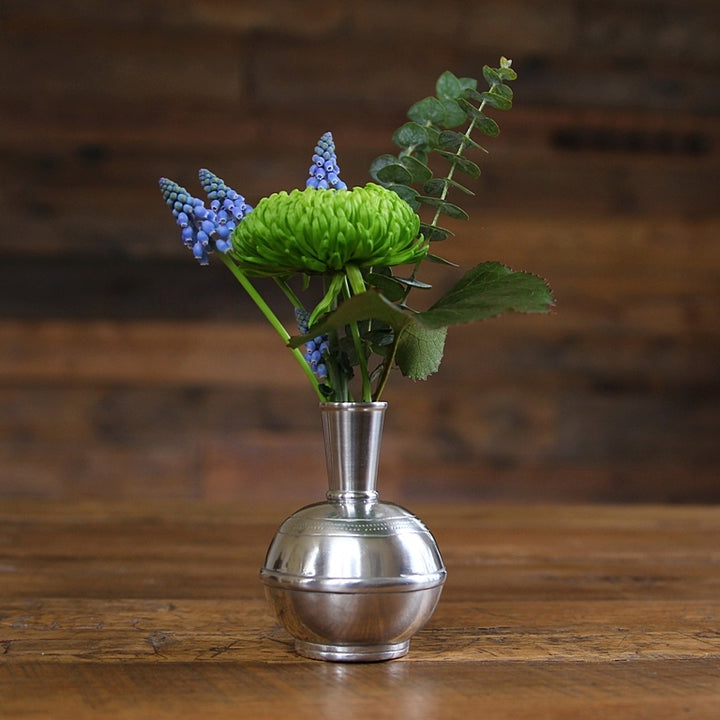 Blumenvase Germogli aus Hartzinn mit frischen Blumen