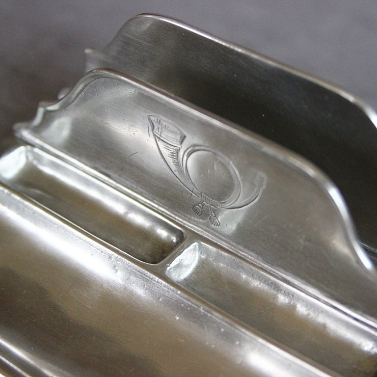 Detail des Briefhalters Littera mit Ablagefächern