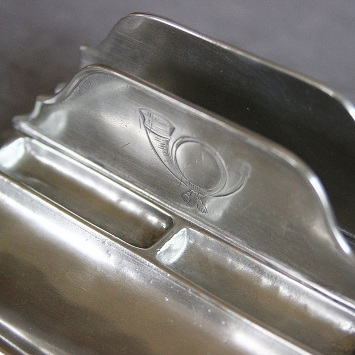 Detail des Briefhalters Littera mit Ablagefächern