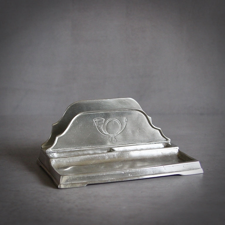 Briefhalter Littera aus Hartzinn in klassischer Frontansicht