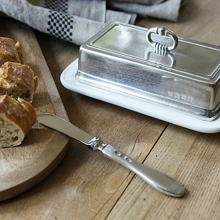 Buttermesser Daniela beim Streichen von Butter auf Brot