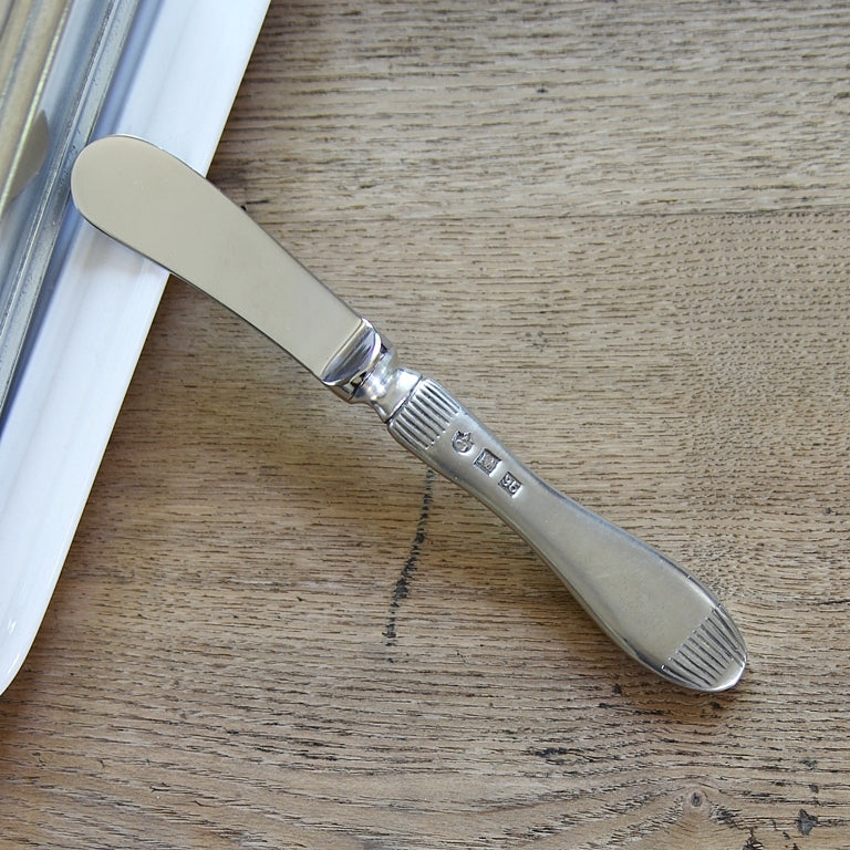 Detail des Zinngriffs und der Stahlklinge des Buttermessers Daniela