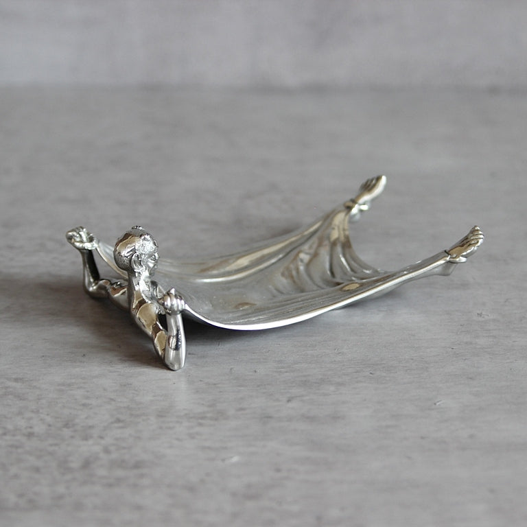 Detailansicht der Schale Teufel aus Hartzinn