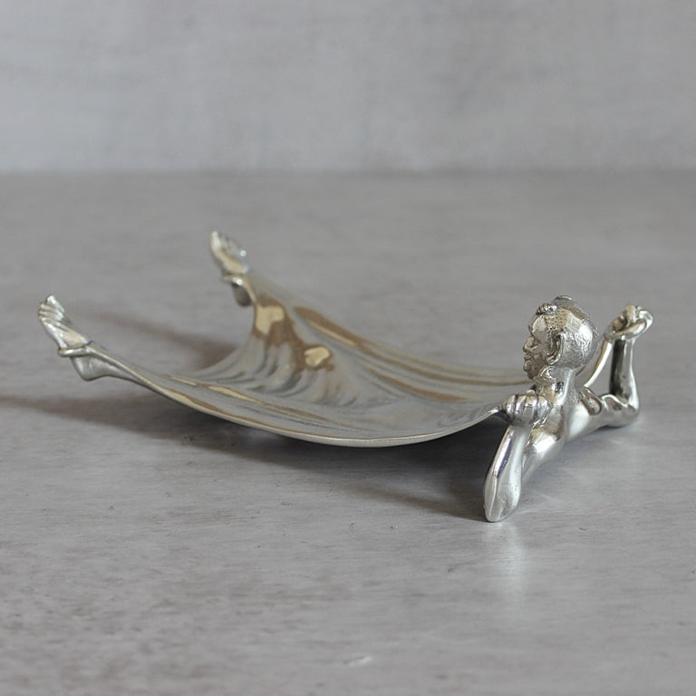 Schale Teufel aus Hartzinn in schräger Ansicht