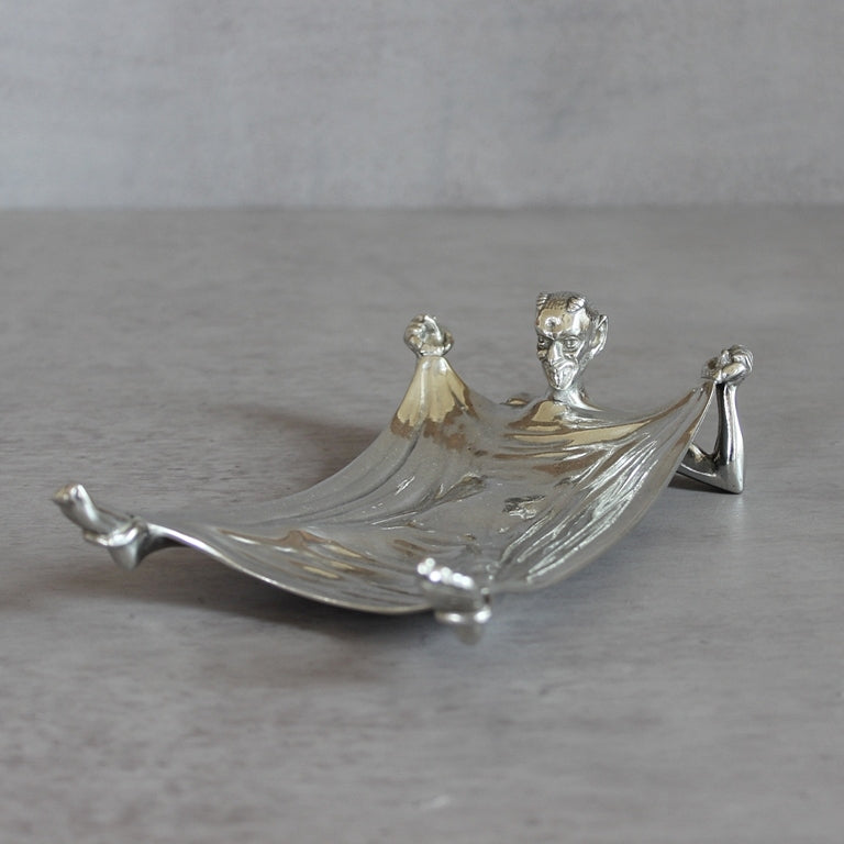 Schale Teufel aus Hartzinn in seitlicher Ansicht