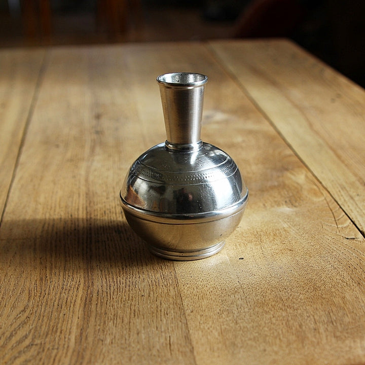 Blumenvase Germogli aus Zinn auf Holztisch