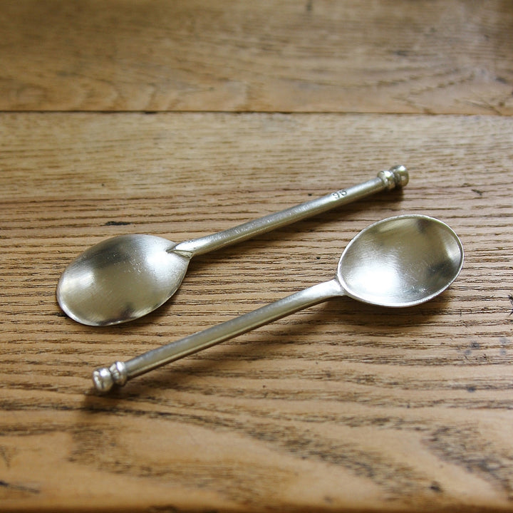 Detail der runden Form des Zinnlöffels Ovo von Cosi Tabellini