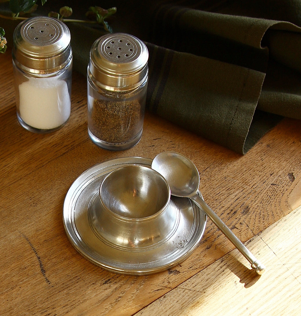 Zinnlöffel Ovo als Eierlöffel beim Frühstück